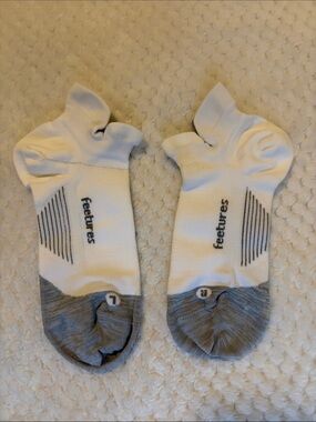NWOT Feetures Women’s Ultra Light Tab/Ankle Socks, 1 Pair Medium